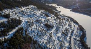 een luchtzicht op een berg bedekt met sneeuw bij Modern cabin with panoramic view, sauna and fire pit in Espedalen