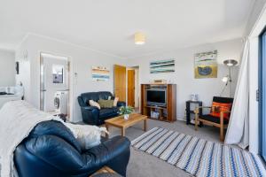 Posezení v ubytování Restful on Rutherford - Waikanae Holiday Home