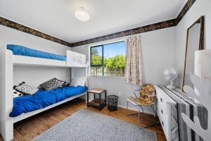 Ένα ή περισσότερα κρεβάτια σε δωμάτιο στο Restful on Rutherford - Waikanae Holiday Home