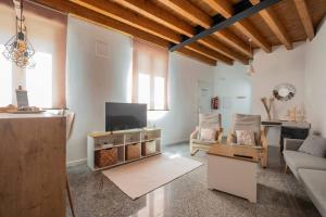 a living room with a couch and a tv at Apartamento en casco histórico Exclusivo con AC in San Martín de Valdeiglesias