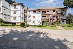 マドリードにあるCosta de Madrid, 5 minutos de pantano ACの建物の前の空の駐車場