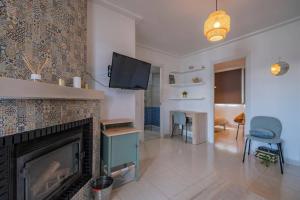 マドリードにあるCosta de Madrid, 5 minutos de pantano ACのリビングルーム(暖炉、薄型テレビ付)
