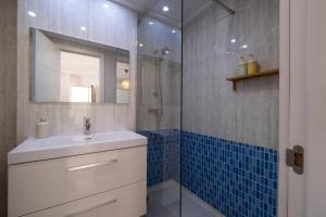 マドリードにあるCosta de Madrid, 5 minutos de pantano ACの洗面台と鏡付きシャワーを備えたバスルーム +21枚の写真