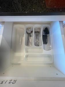 een witte lade met wat keukengerei erin bij Nice and Cosy RDA13A07B for 4 guests in Kuching