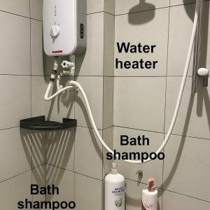 een badkamer met een boiler en een waterfles bij Nice and Cosy RDA13A07B for 4 guests in Kuching