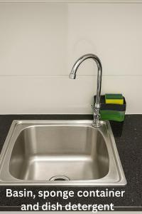 een wastafel met een kraan in een keuken bij Nice and Cosy RDA13A07B for 4 guests in Kuching