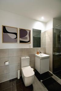 アクラにあるThe Haven-Loxwood Luxury 2-Bed with Rooftop Poolのトイレと洗面台のあるバスルーム