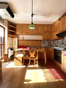 Kuchyň nebo kuchyňský kout v ubytování Alpine Breeze Lodge