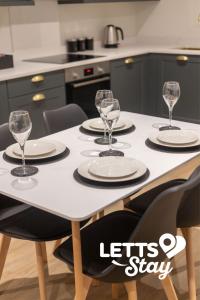 een tafel met vier lege wijnglazen erop bij The Old Schoolhouse in Leeds +7 foto's