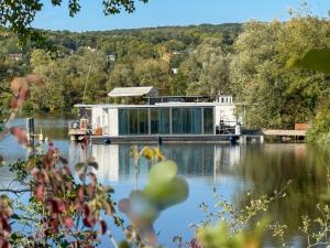 a house on a dock on a lake at L'Escale Royale Verneuil-sur-Seine in Verneuil-sur-Seine