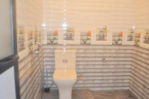 Ένα μπάνιο στο Miracle Home Stay