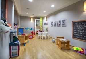 una sala con una mesa y una pizarra en JUFA Hotel Gitschtal, en Weissbriach