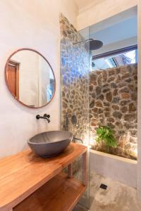 ein Badezimmer mit einem Waschbecken und einem Spiegel in der Unterkunft Villa Armonia Siargao in General Luna