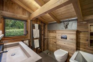 baño de madera con bañera y aseo en Luxury Chalet Black Mountain - 4BR, Sleeps 10, Fireplace, Mountain Views & Garden - Megève, en Megève 33 fotos más