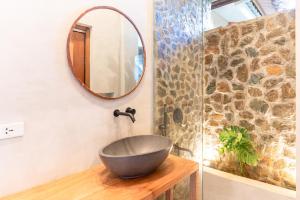 ein Badezimmer mit einem Waschbecken und einem Spiegel in der Unterkunft Villa Armonia Siargao in General Luna