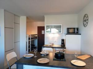 - une cuisine avec des verres à vin sur un comptoir dans l'établissement studio à 100m de la plage et de la piscine, à Cervione 16 autres photos