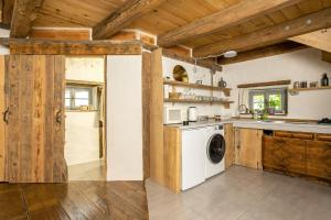 a kitchen with a washer and dryer in a room at Domček pod Botanickou záhradou in Banská Štiavnica