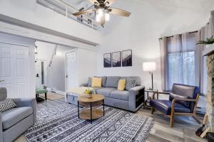 a living room with a couch and chairs at Cozy 2BR Townhouse with Mountain Views & BBQ in Lake Harmony