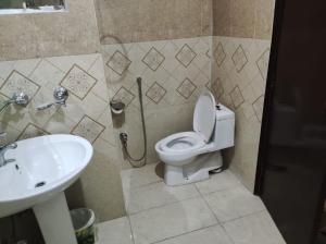 Ένα μπάνιο στο Mahnoor Living Apartment Peshawar