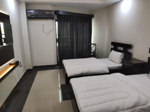 Ένα ή περισσότερα κρεβάτια σε δωμάτιο στο Mahnoor Living Apartment Peshawar +4 φωτογραφίες