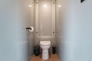 a bathroom with a toilet and a shower at L'Escale Royale Verneuil-sur-Seine in Verneuil-sur-Seine