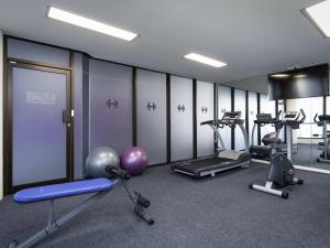 un gimnasio con varias cintas de correr y máquinas de ejercicio en Mercure Rockhampton, en Rockhampton