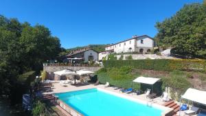ein großes Schwimmbad vor einem Haus in der Unterkunft La Fratta in Barberino di Mugello