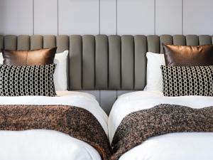 two beds sitting next to each other at OOD Hotel Taipei HangZhou in Taipei +66 photos