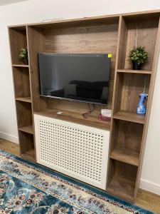 ein Entertainment-Center mit Flachbildfernseher in der Unterkunft Luxury 2 bed flat in Guildford in Stoughton