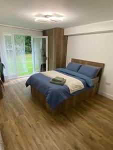 ein Schlafzimmer mit einem großen Bett mit blauen Kissen in der Unterkunft Luxury 2 bed flat in Guildford in Stoughton