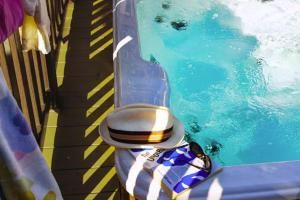 Swimmingpoolen hos eller tæt på Forest Edge 2 Bedroom Sublime Caravan with Hot Tub