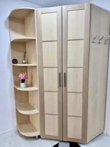 EdineţにあるApartament Edinet-единецの大きな木造キャビネット(部屋内に棚付)