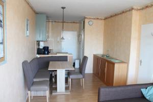 a dining room and kitchen with a table and chairs at Ferienwohnung L435 für 2-4 Personen an der Ostsee in Schönberg in Holstein