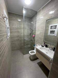 Koupelna v ubytování 4 Bedrooms Spacious Villa in Madinaty + 6 fotografií