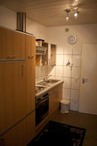 ブラズィリアンにあるFerienwohnung F127 an der Ostseeのシンクとコンロのある小さなキッチン