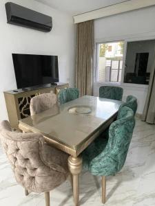 TV a/nebo společenská místnost v ubytování 4 Bedrooms Spacious Villa in Madinaty