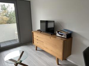 sala de estar con TV en un tocador con ventana en Ferienwohnung L254 an der Ostsee, en Brasilien