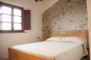 Il Borgo Di Pegui tesisinde bir odada yatak veya yataklar