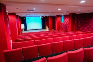 een leeg theater met rode stoelen en een scherm bij Sağlık Bakanlığı Yalova Termal Kaplıcaları in Termal