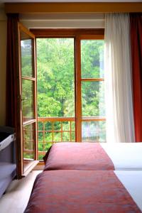 een slaapkamer met een bed en een groot raam bij Sağlık Bakanlığı Yalova Termal Kaplıcaları in Termal +36 foto's