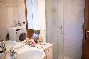 Koupelna v ubytování Appartamento Via Roma by Ca-Sa Check + 45 fotografií