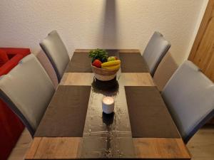 ブラズィリアンにあるFerienwohnung S249の果物の盛り合わせとキャンドルが並ぶテーブル