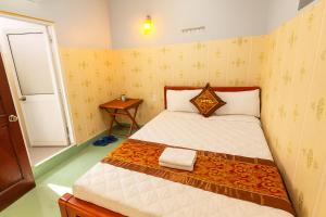 a bedroom with a bed in a room at Như Quỳnh Hotel HCM in Ho Chi Minh City