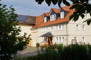 una grande casa con pannelli solari sul tetto di Ferienhof Zinn a Lauterbach