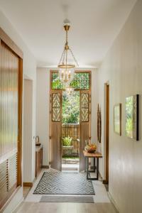 pasillo con puerta y lámpara de araña en 4BR Laguna Golf View Pool Villa Retreats Phuket, en Laguna Phuket