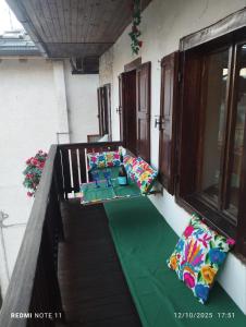 - une rangée d'oreillers assises sur un balcon dans l'établissement Rium Mare & Monti, à Pieve di Cadore 43 autres photos