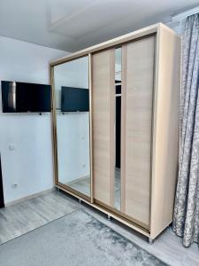 Una televisión o centro de entretenimiento en 1-Confortable and ideal Apartament-Квартира посуточно Edinet