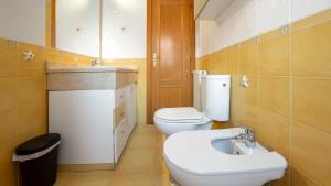 ein Bad mit WC und Waschbecken in der Unterkunft Bonita casa en Torrejón del Rey in Torrejón del Rey + 27 Fotos