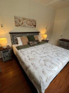 een slaapkamer met een groot bed met twee lampen bij Seashells of Seaforth in Seaforth +20 foto's