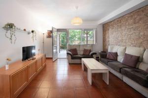 ein Wohnzimmer mit Sofa und Fernseher in der Unterkunft Bonita casa en Torrejón del Rey in Torrejón del Rey